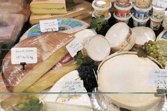 Épicerie fine pour la vente de fromage à la coupe à Échallon