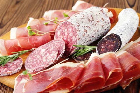 Vente de charcuterie à la coupe en boucherie de supérette à Échallon