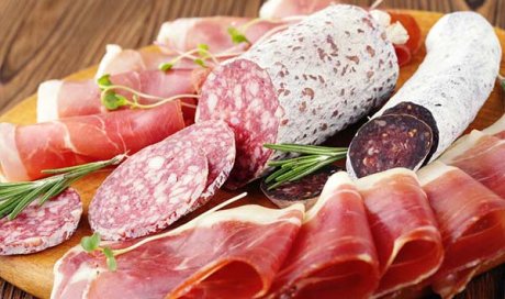 Vente de charcuterie à la coupe en boucherie de supérette à Échallon